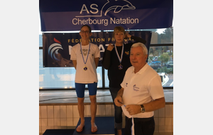 Sandrine remise de médaille par Guy Dupont président de la ligue de Normandie 